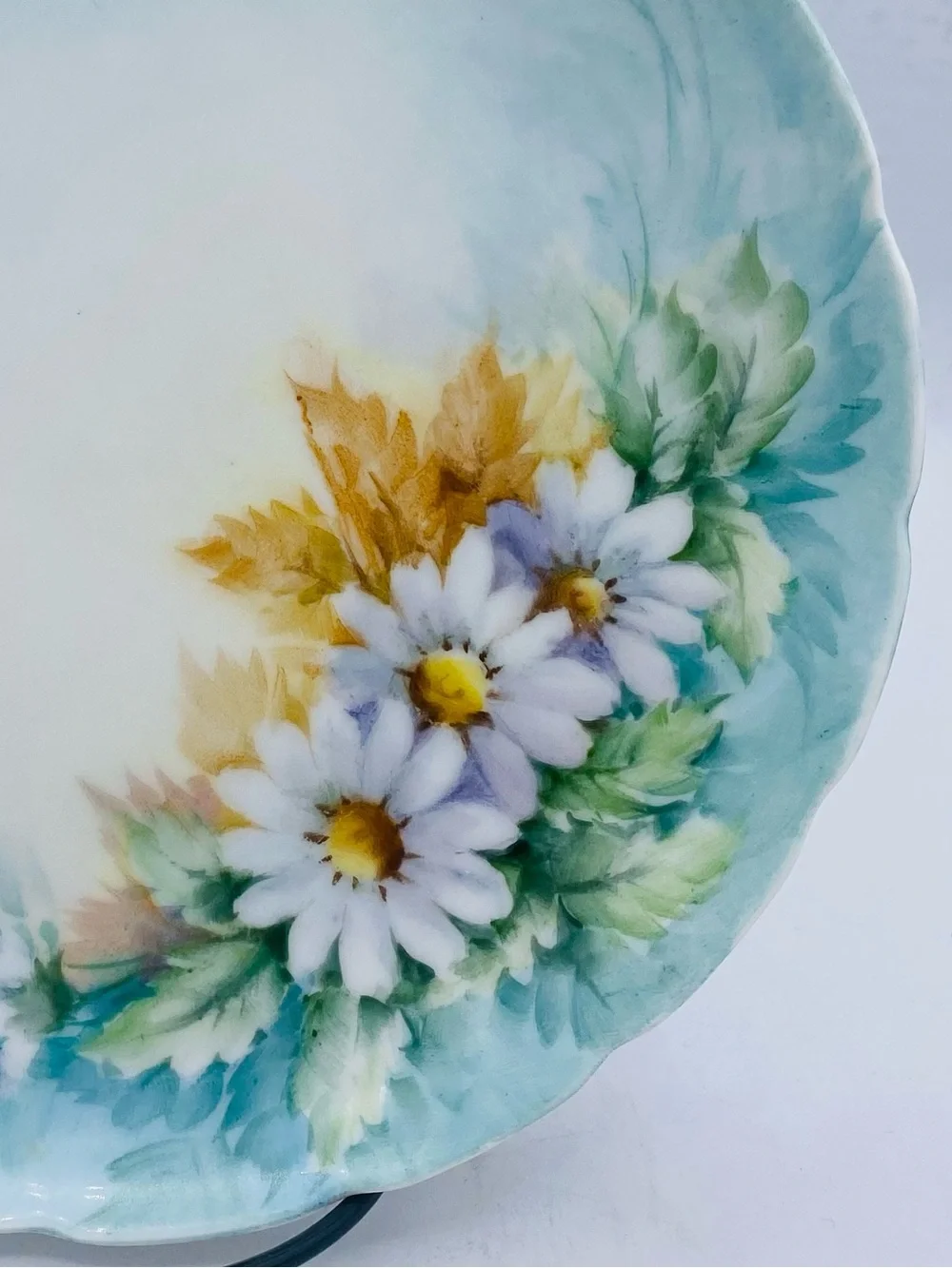 Vintage Hand Painted Daisies Floral Design Scalloped Edge Cabinet Plate Decor